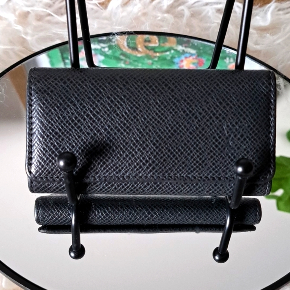 Louis Vuitton Taiga 4 Key Holder EUC
